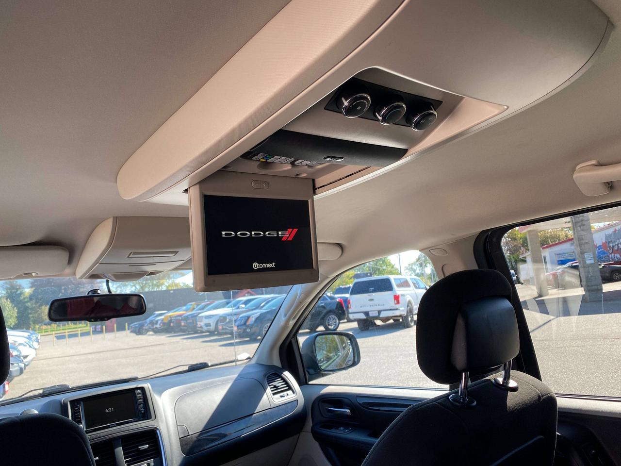 2017 Dodge Grand Caravan SXT, 7 PASSENGER! Photo