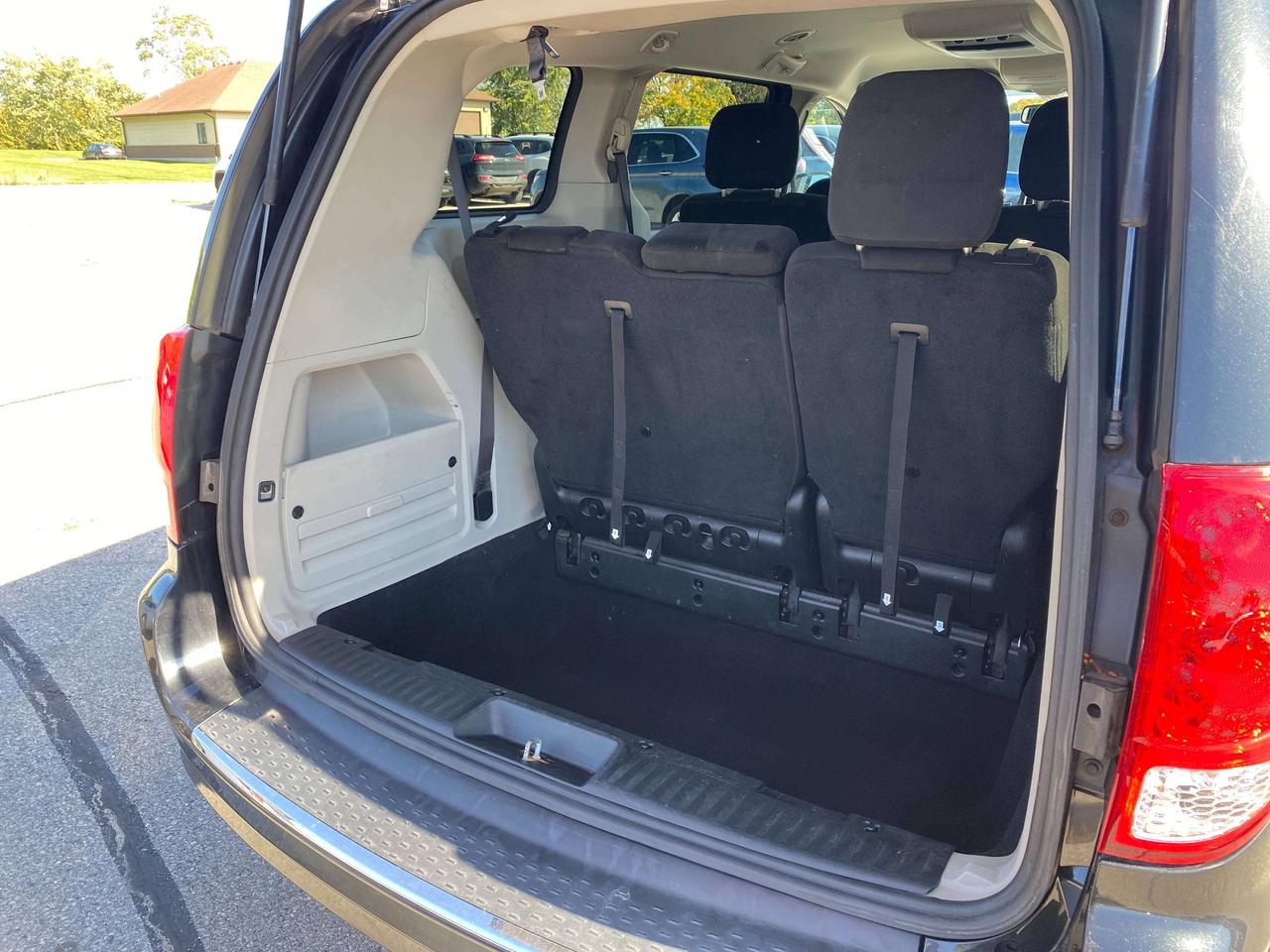 2017 Dodge Grand Caravan SXT, 7 PASSENGER! Photo