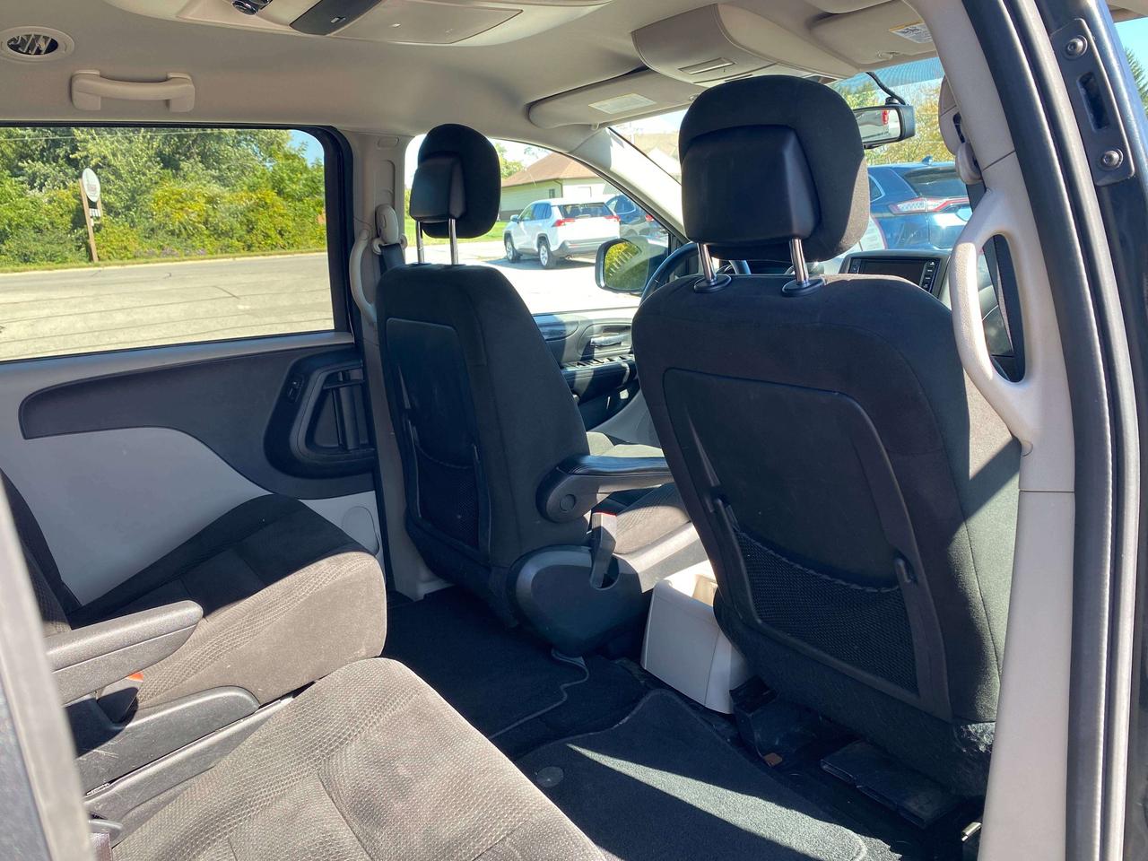 2017 Dodge Grand Caravan SXT, 7 PASSENGER! Photo