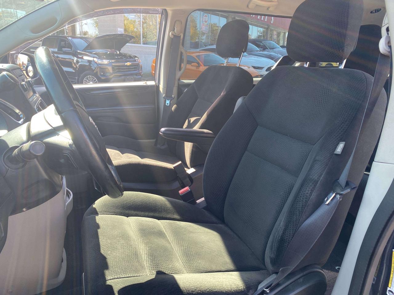 2016 Dodge Grand Caravan CANADIAN VALUE PKG, CLEAN CARFAX, BLUETOOTH! Photo