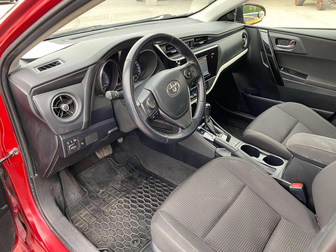 2018 Toyota Corolla HEATED SEATS, BACK UP CAMERA, BLIND SPOT MONITORS! Photo