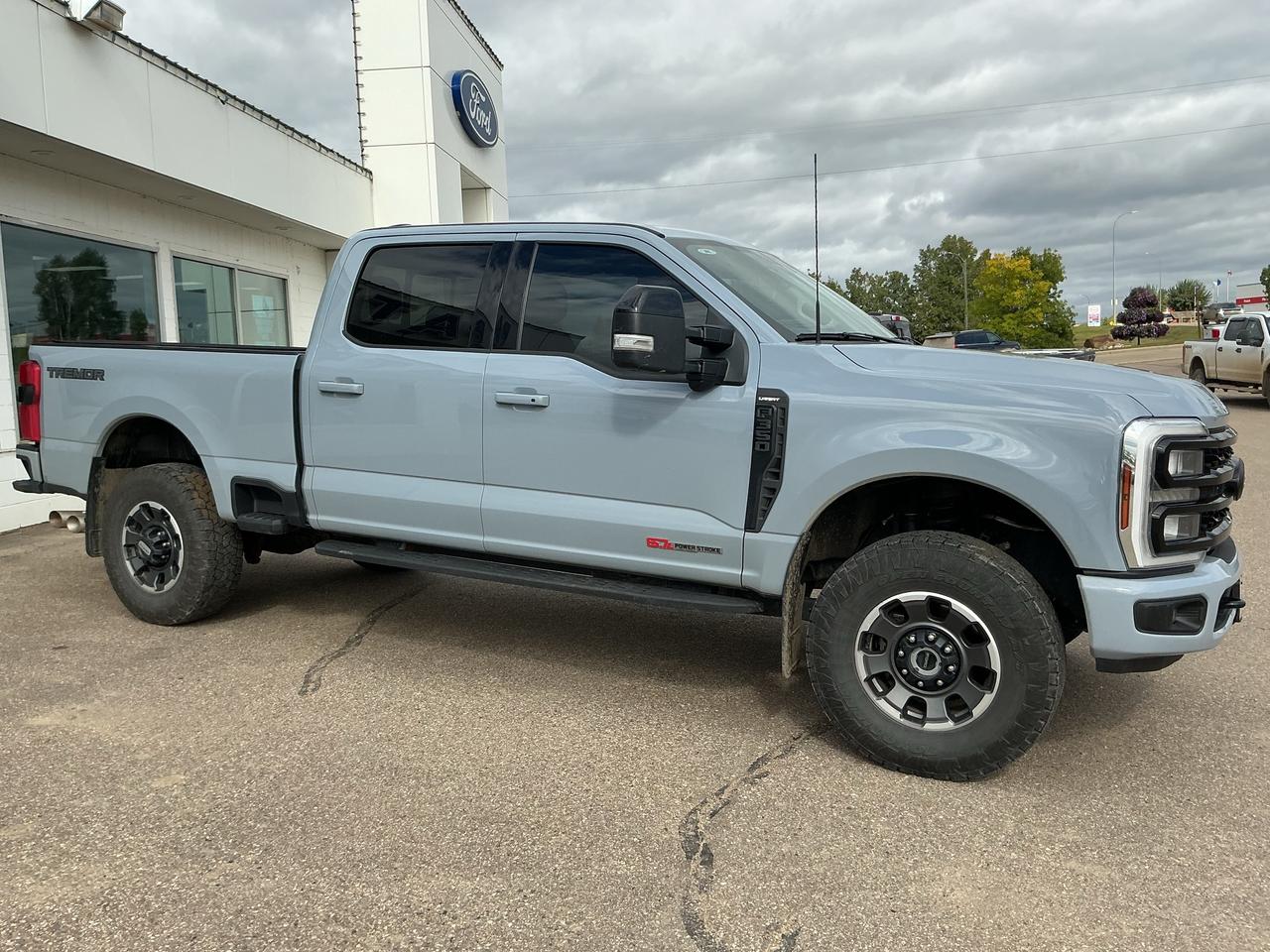 2024 Ford F-350 Super Duty SRW Lariat Photo2