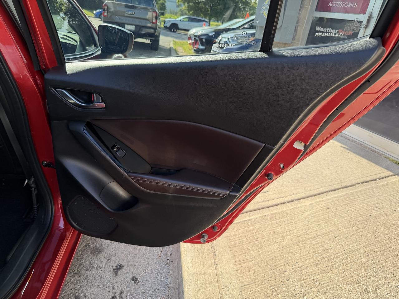 2017 Mazda MAZDA3 SE - HEATED LEATHER SEATS, NAV, BACKUP CAMERA!! Photo34