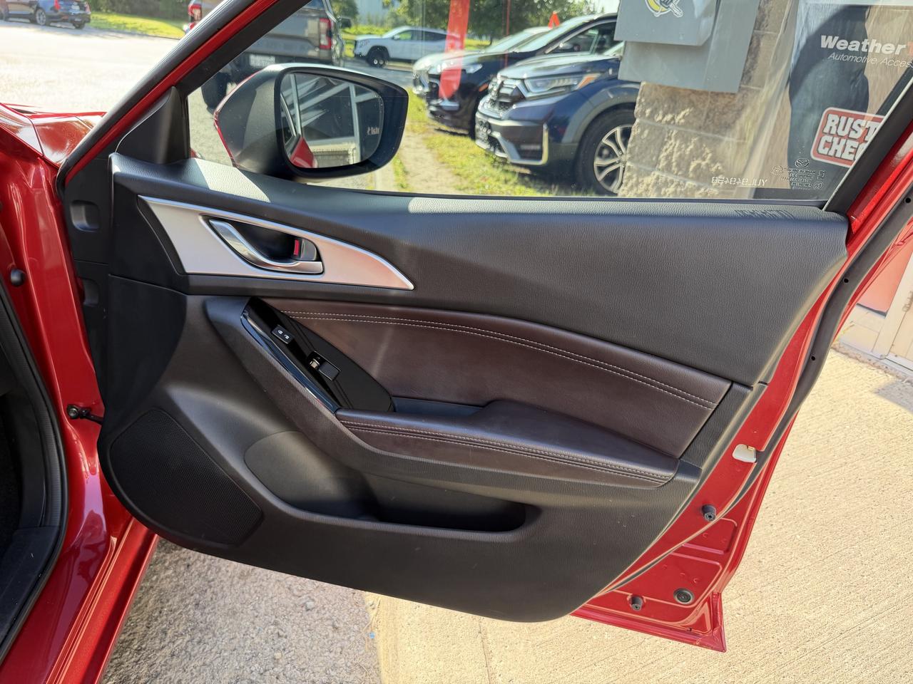 2017 Mazda MAZDA3 SE - HEATED LEATHER SEATS, NAV, BACKUP CAMERA!! Photo