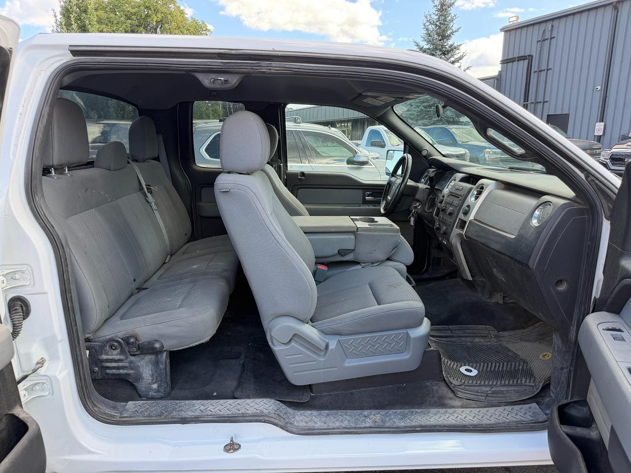2014 Ford F-150 4WD SUPERCAB 145" XLT Photo