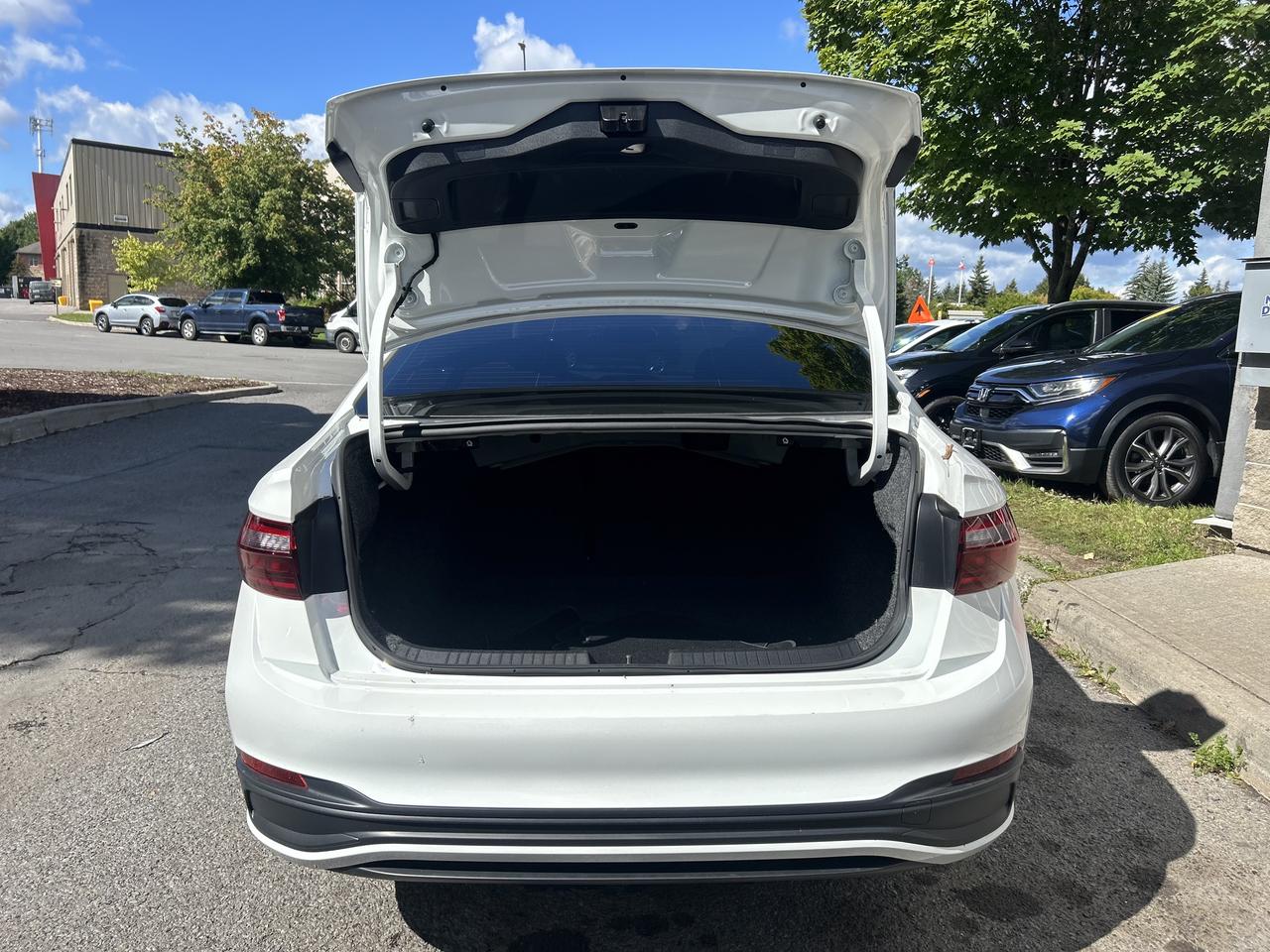 2024 Volkswagen Jetta Comfortline - ONLY 56K, APPLE CARPLAY, NAV & MORE! - Photo #6