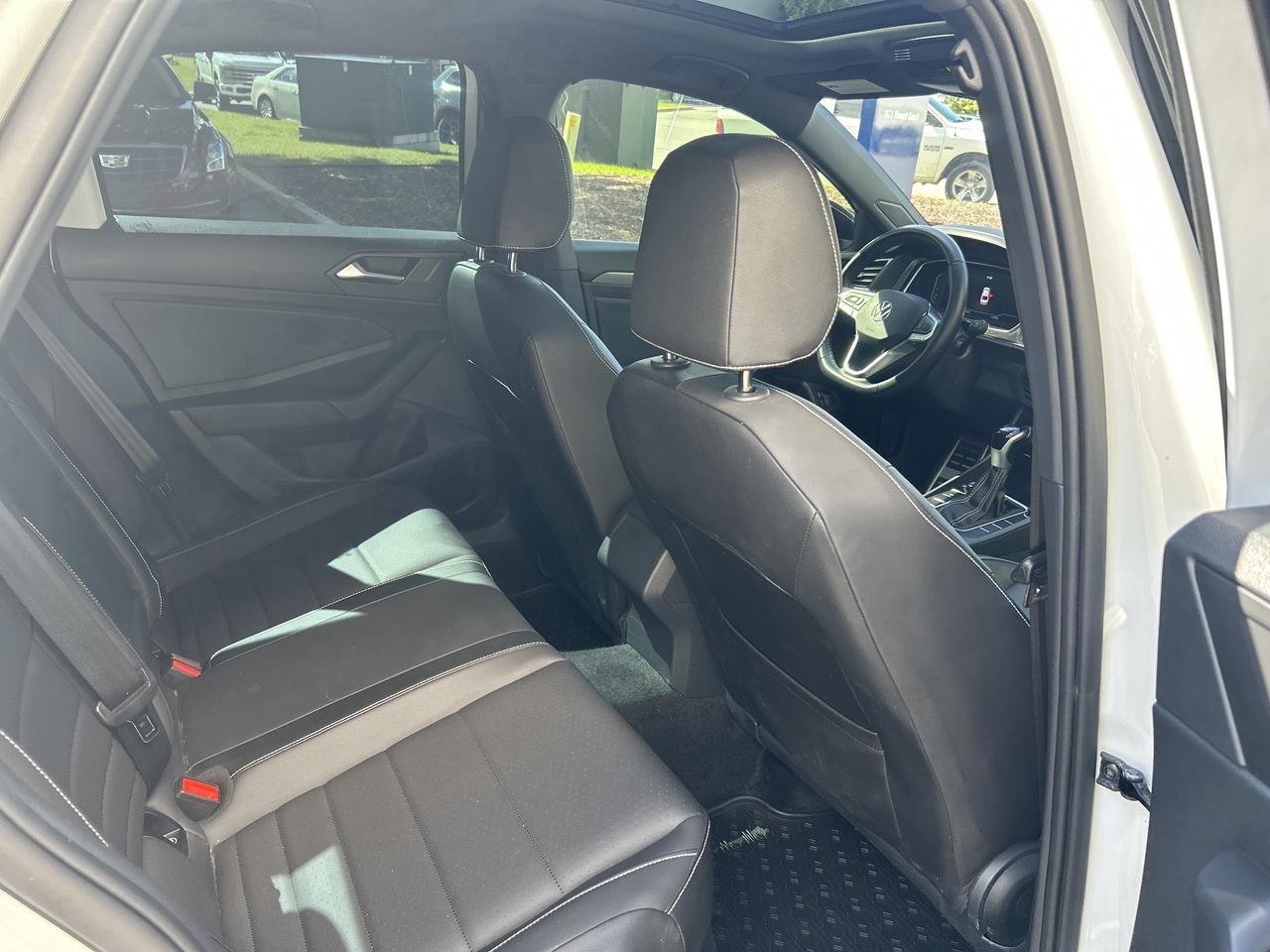 2024 Volkswagen Jetta Comfortline - ONLY 56K, APPLE CARPLAY, NAV & MORE! Photo