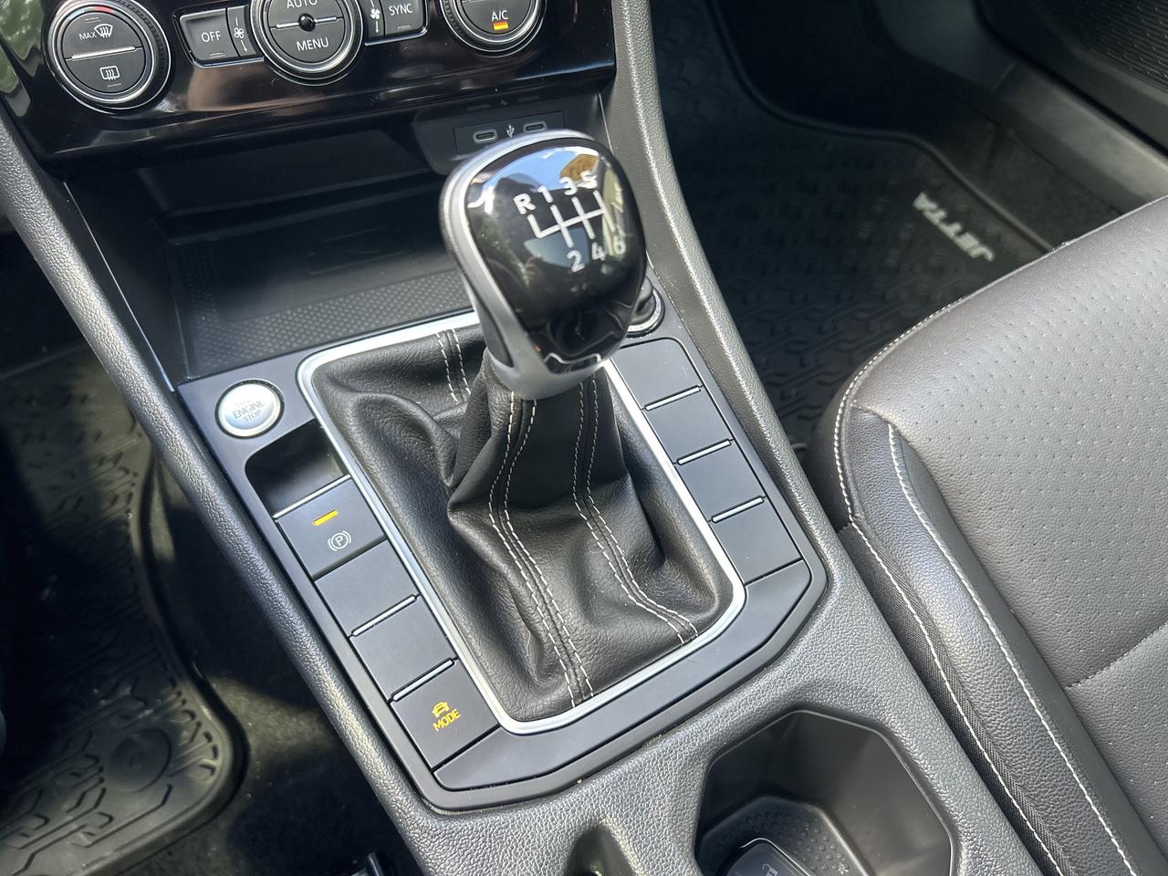 2024 Volkswagen Jetta Comfortline - ONLY 56K, APPLE CARPLAY, NAV & MORE! Photo
