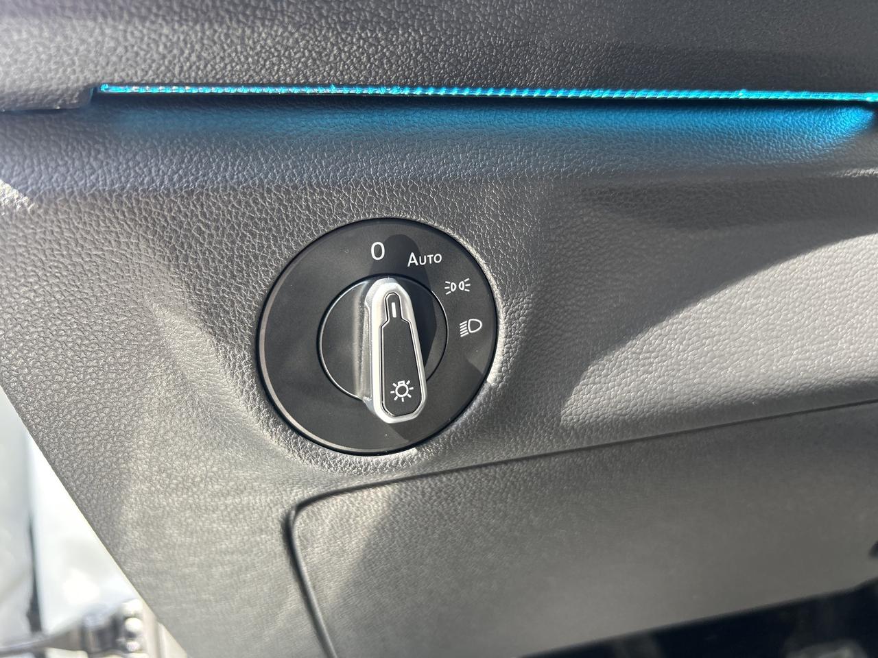 2024 Volkswagen Jetta Comfortline - ONLY 56K, APPLE CARPLAY, NAV & MORE! Photo