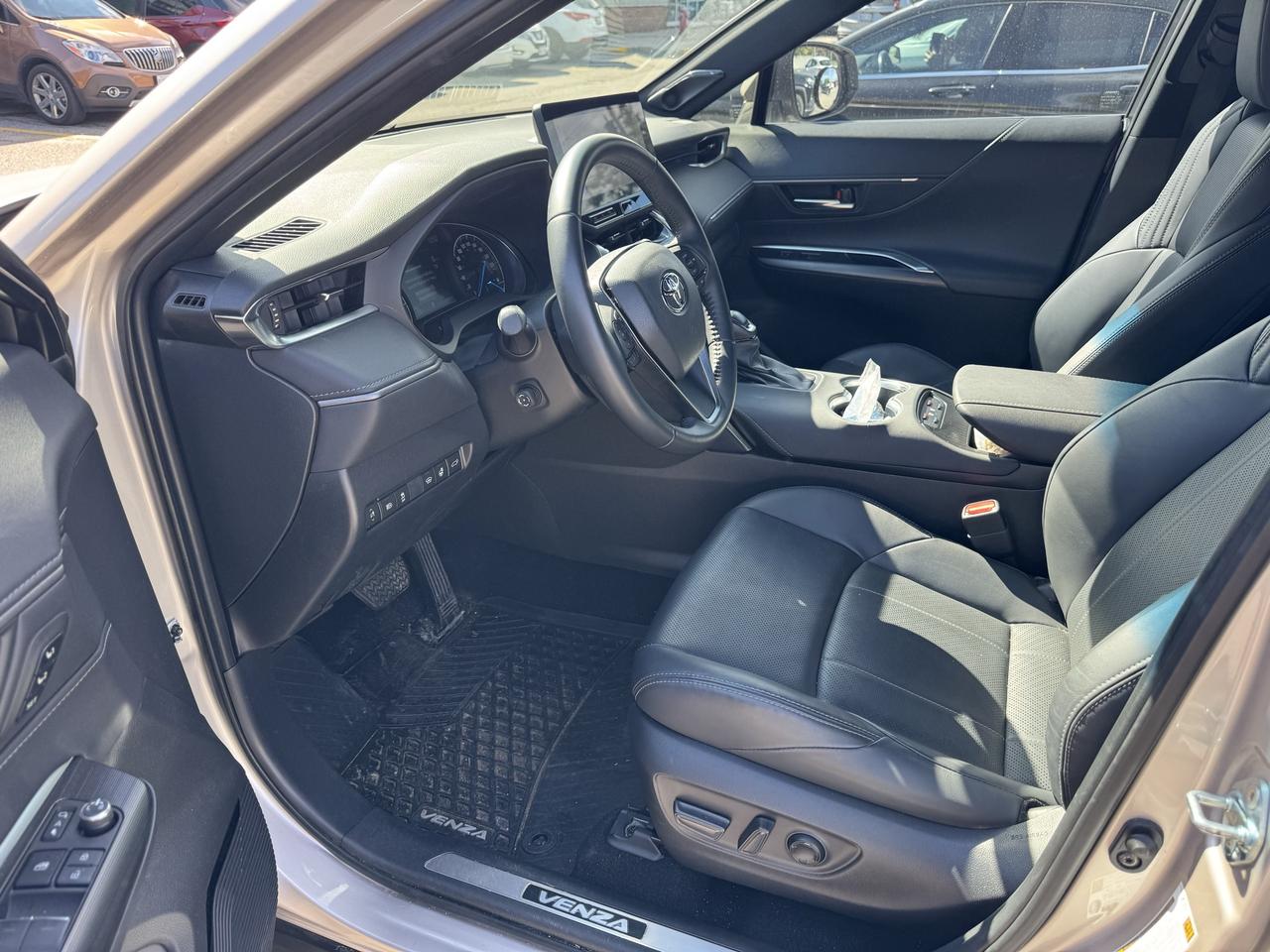 2024 Toyota Venza XLE AWD/ HYBRID/ LOW KM Photo