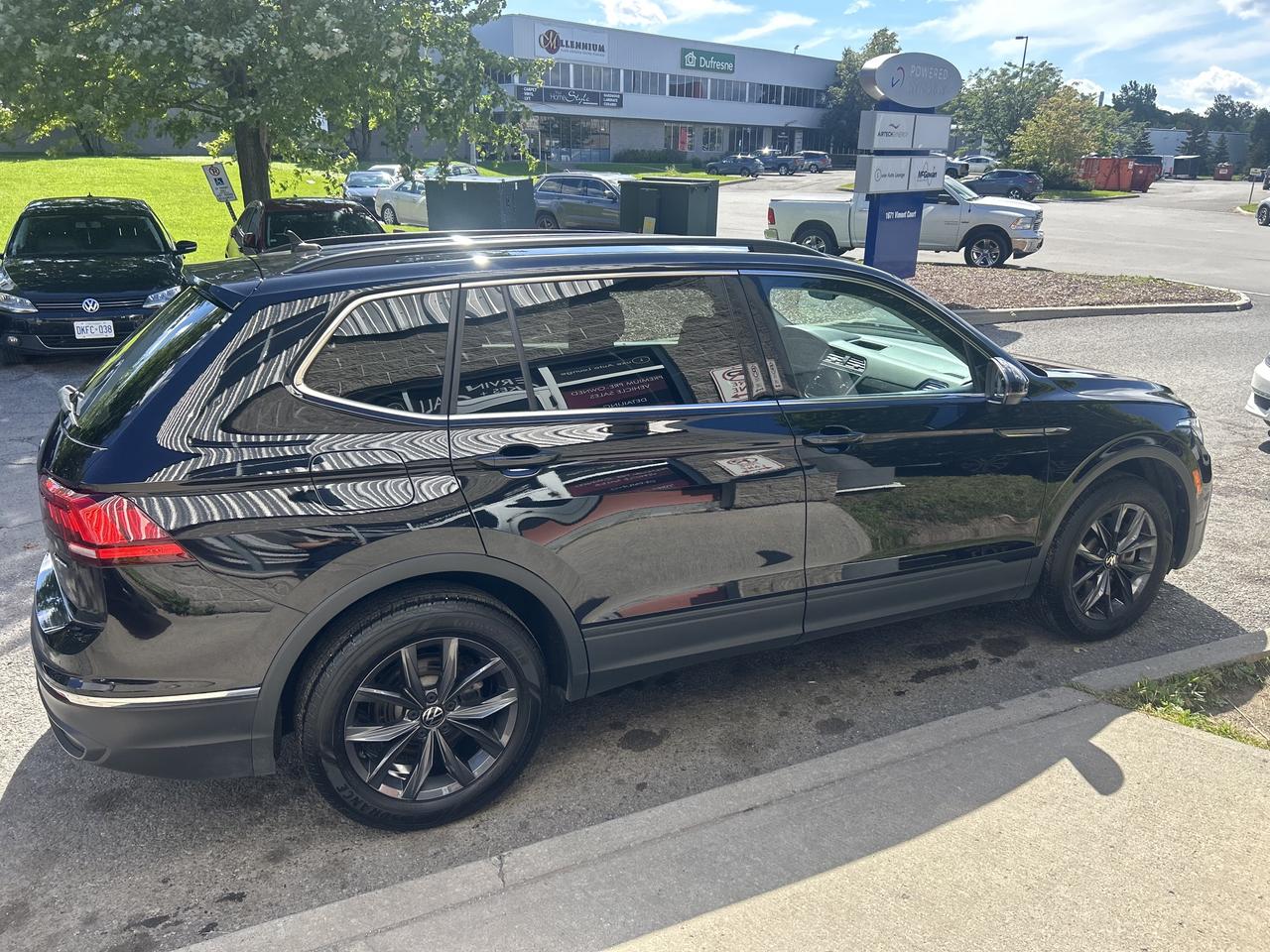 2022 Volkswagen Tiguan Comfortline - LOW KM'S, AWD, HEATED LEATHER SEATS! Photo
