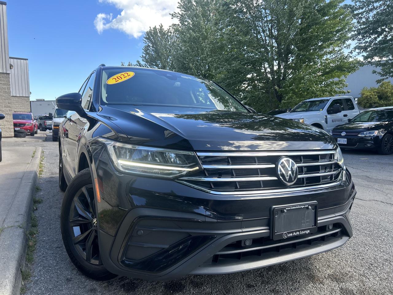 2022 Volkswagen Tiguan Comfortline - LOW KM'S, AWD, HEATED LEATHER SEATS! Photo