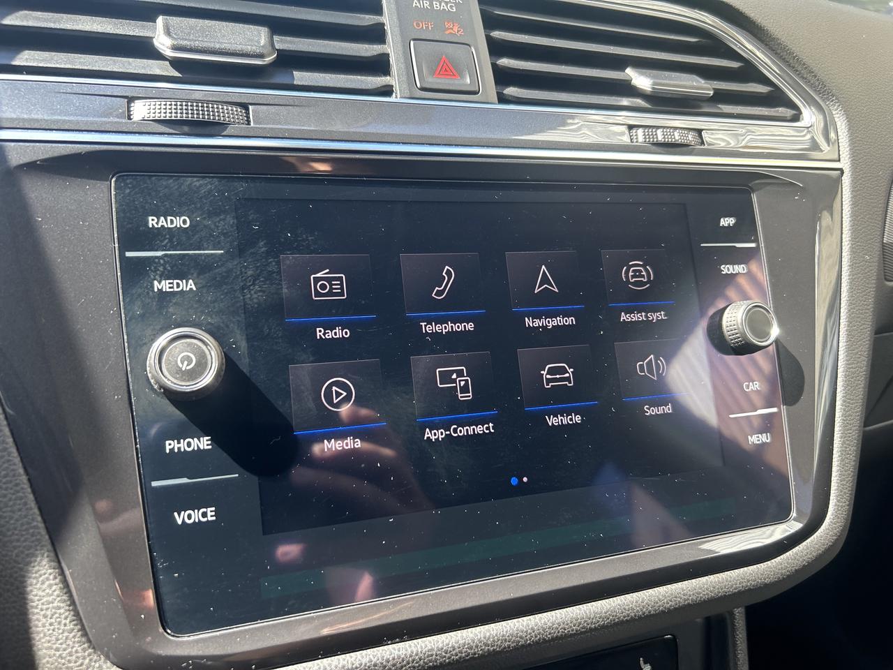 2022 Volkswagen Tiguan Comfortline - LOW KM'S, AWD, HEATED LEATHER SEATS! Photo