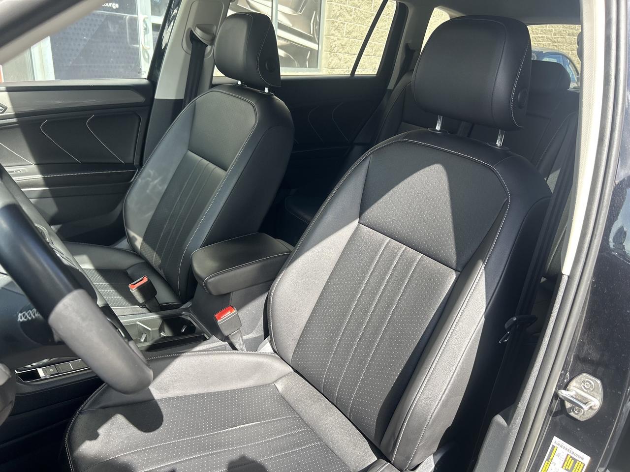 2022 Volkswagen Tiguan Comfortline - LOW KM'S, AWD, HEATED LEATHER SEATS! Photo