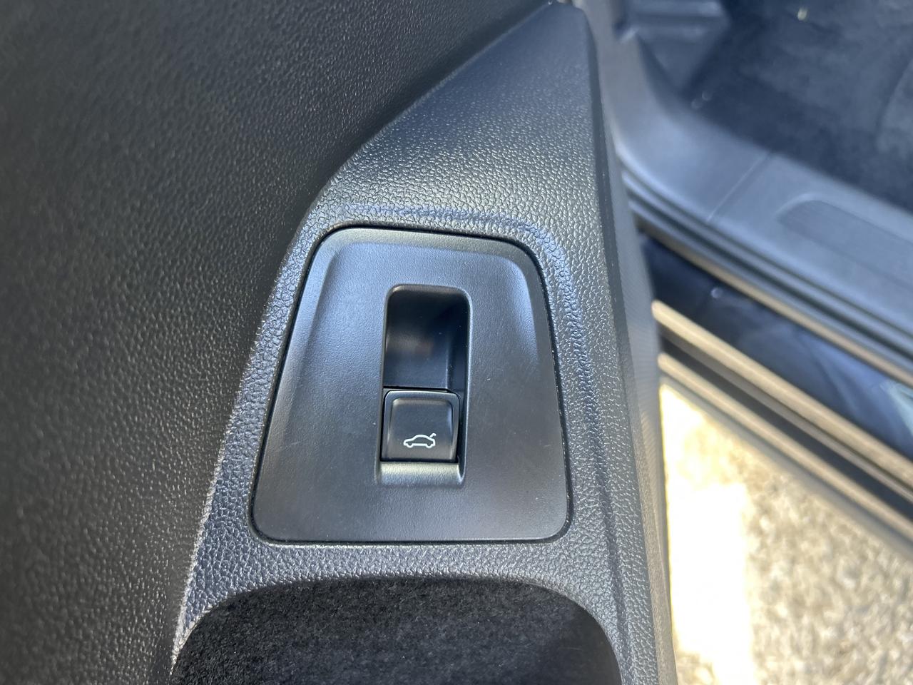 2022 Volkswagen Tiguan Comfortline - LOW KM'S, AWD, HEATED LEATHER SEATS! Photo