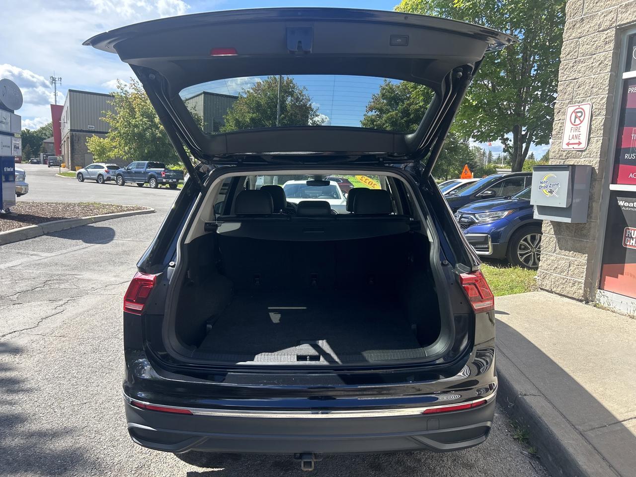 2022 Volkswagen Tiguan Comfortline - LOW KM'S, AWD, HEATED LEATHER SEATS! Photo5