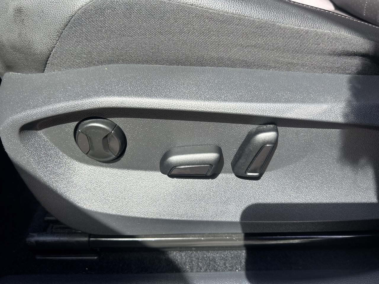 2022 Volkswagen Tiguan Comfortline - LOW KM'S, AWD, HEATED LEATHER SEATS! Photo
