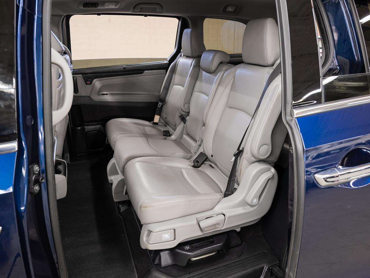 2019 Honda Odyssey TOURING | Nav | Leather | Sunroof | BSM | CarPlay Photo