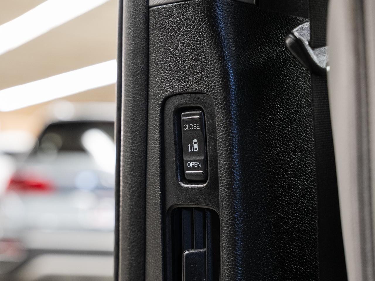 2019 Honda Odyssey TOURING | Nav | Leather | Sunroof | BSM | CarPlay Photo