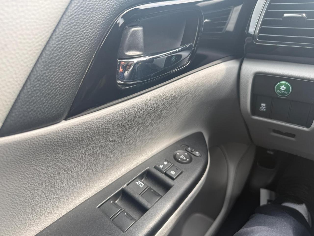 2017 Honda Accord LX / NO ACCIDENTS / PWR SEAT / REAR CAM / CRUISE Photo