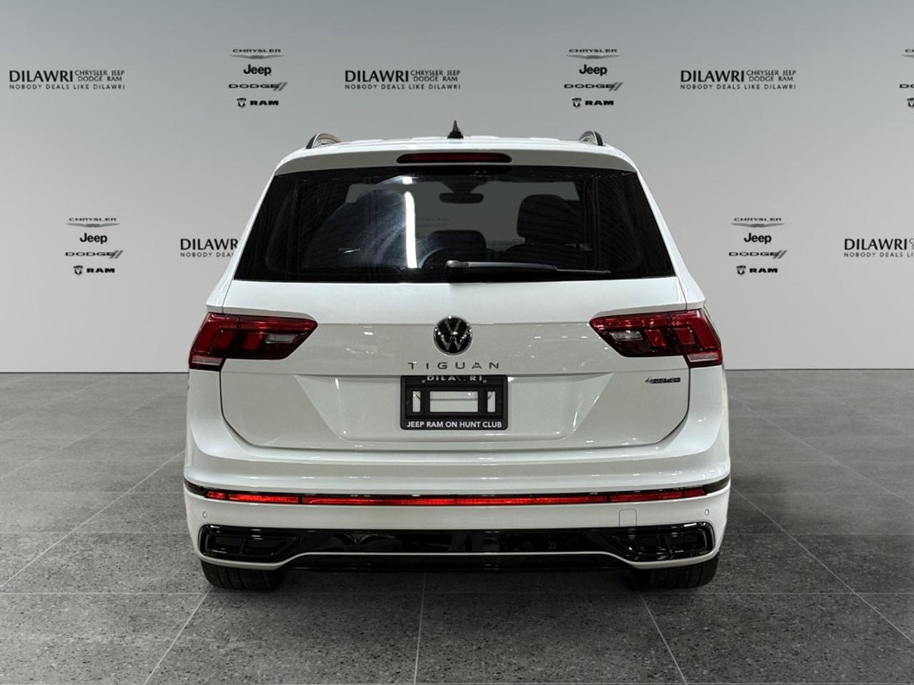 2023 Volkswagen Tiguan Comfortline R-Line Black Edition 4MOTION Photo3