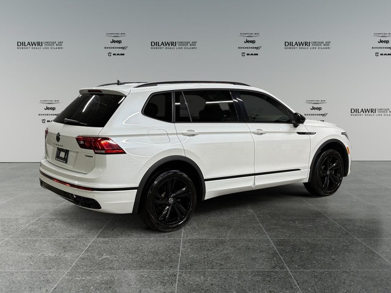 2023 Volkswagen Tiguan Comfortline R-Line Black Edition 4MOTION Photo