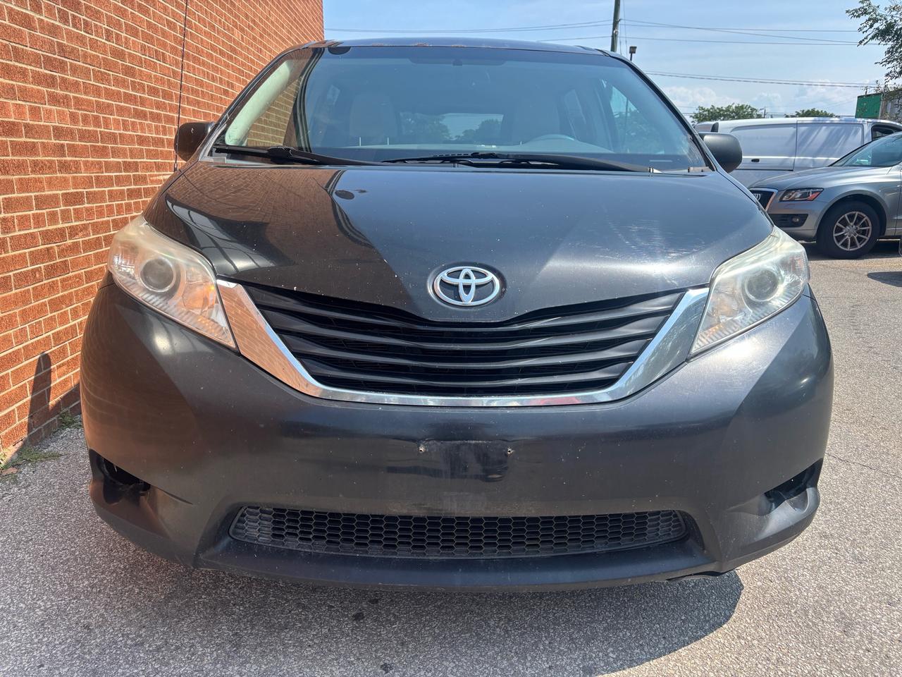 2013 Toyota Sienna 5dr V6 LE 7-Pass FWD Mobility Photo1