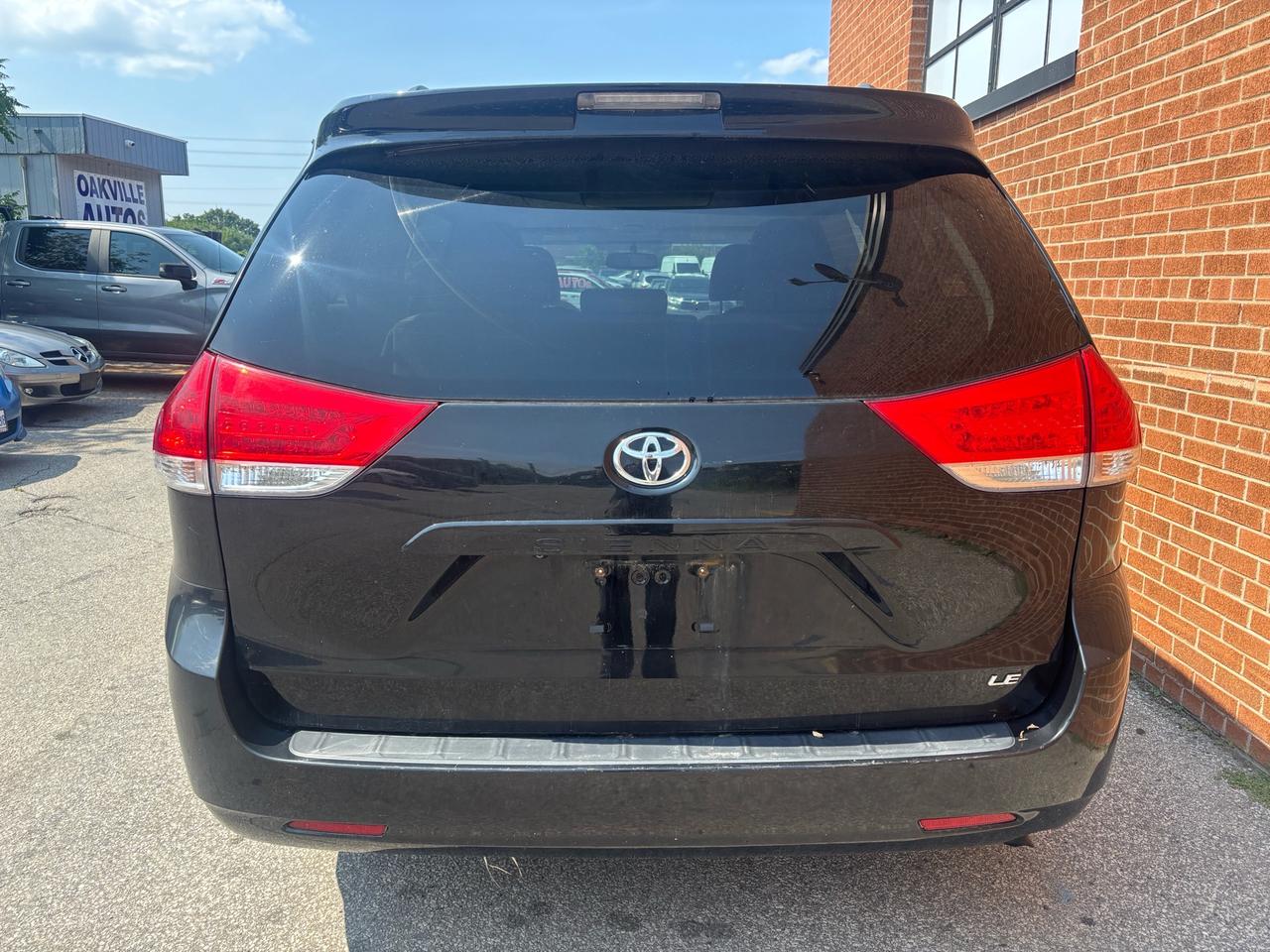 2013 Toyota Sienna 5dr V6 LE 7-Pass FWD Mobility Photo2