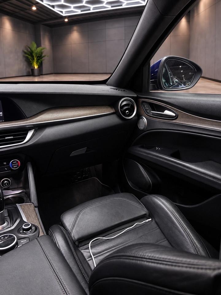 2018 Alfa Romeo Stelvio Q4 TI Sport AWD Photo