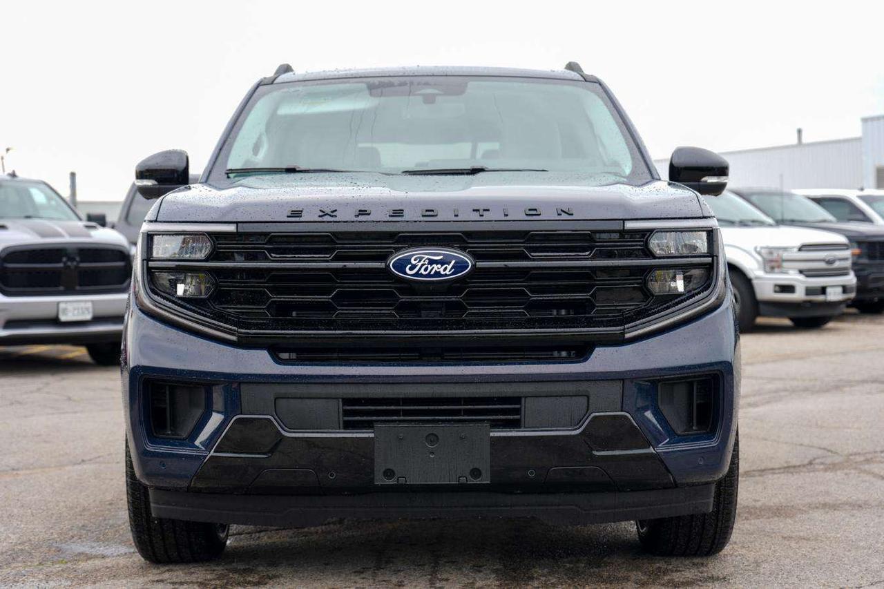 2027 Ford Expedition PLATINUM 4X4 7-PASSENGER LEATHER PANO ROOF Photo3