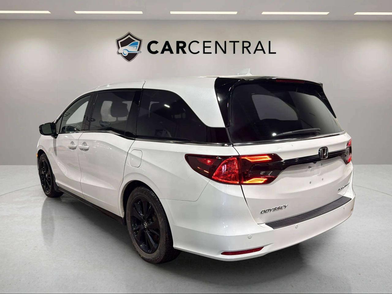 2024 Honda Odyssey BLACK EDITION| CLEAN CARFAX| DVD| SUNROOF| NAVI Photo2