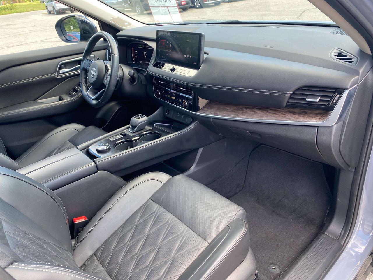 2024 Nissan Rogue PLATINUM, CLEAN CARFAX, SUNROOF, REMOTE START! Photo