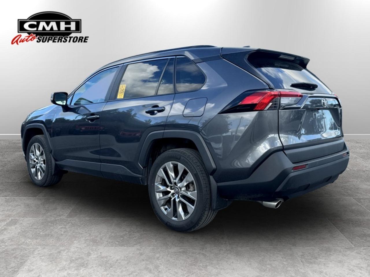 2020 Toyota RAV4 XLE  **LOW MILEAGE** Photo