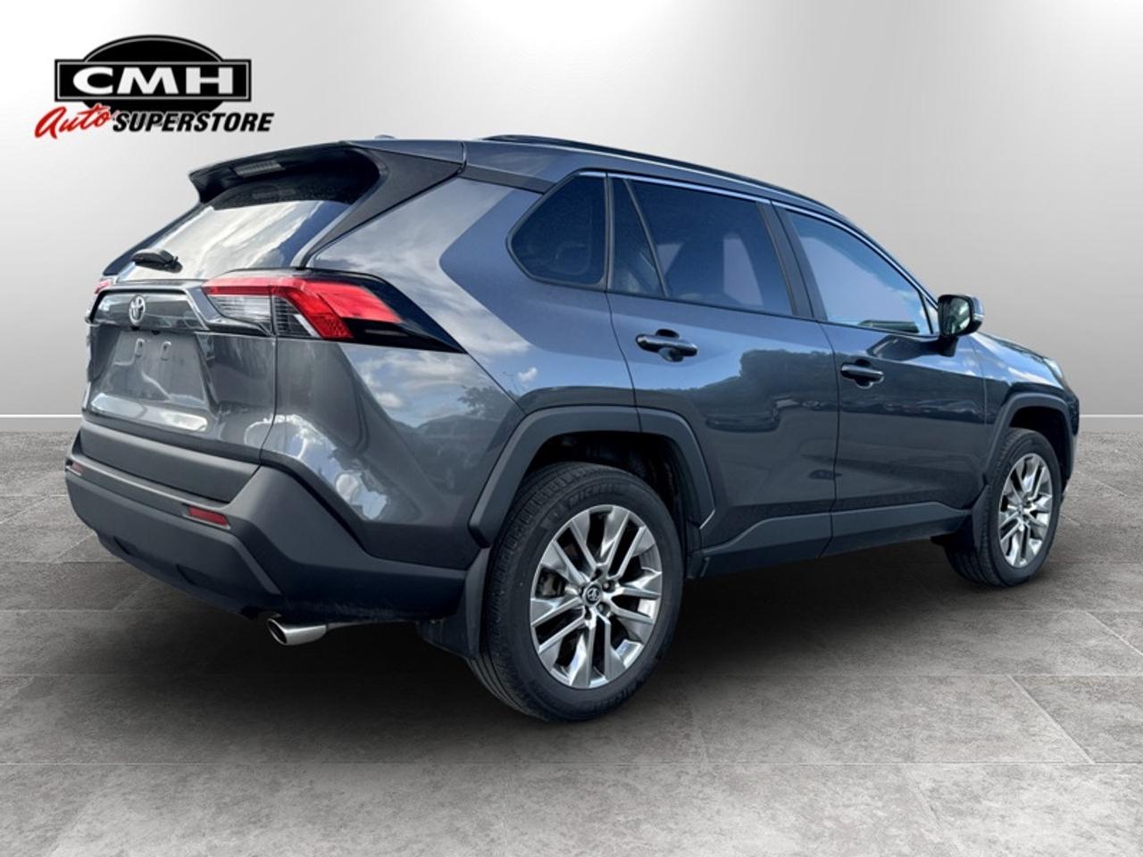 2020 Toyota RAV4 XLE  **LOW MILEAGE** Photo