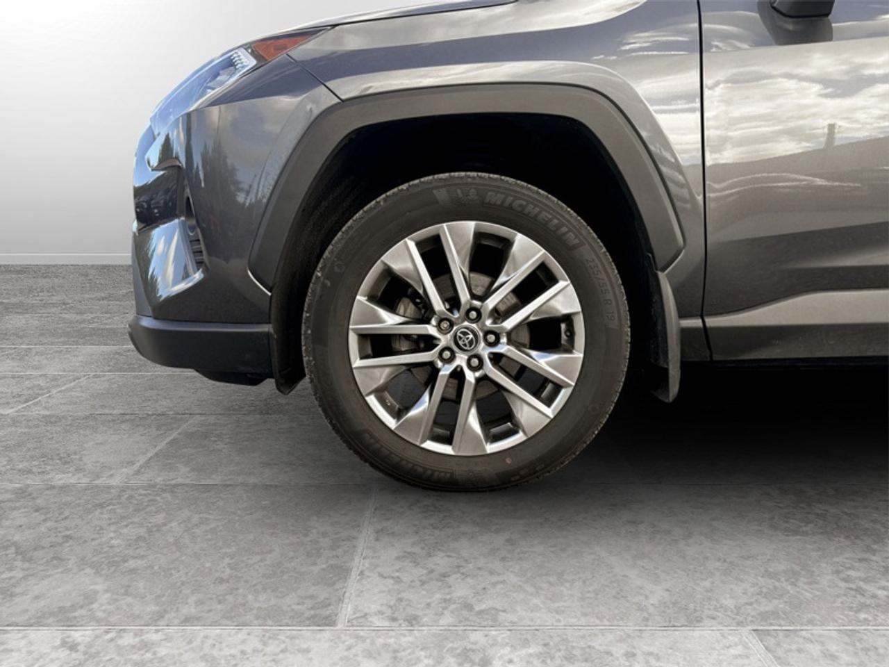 2020 Toyota RAV4 XLE  **LOW MILEAGE** Photo