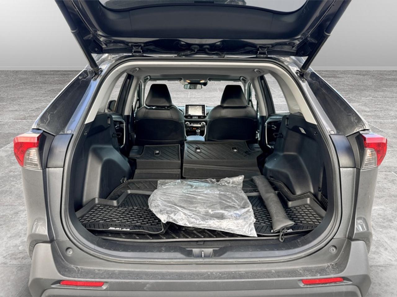 2020 Toyota RAV4 XLE  **LOW MILEAGE** Photo