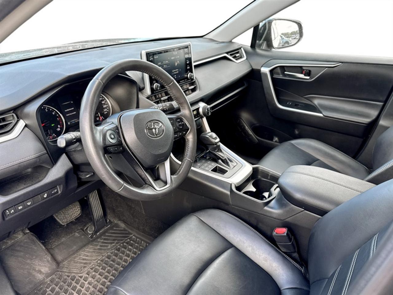 2020 Toyota RAV4 XLE  **LOW MILEAGE** Photo