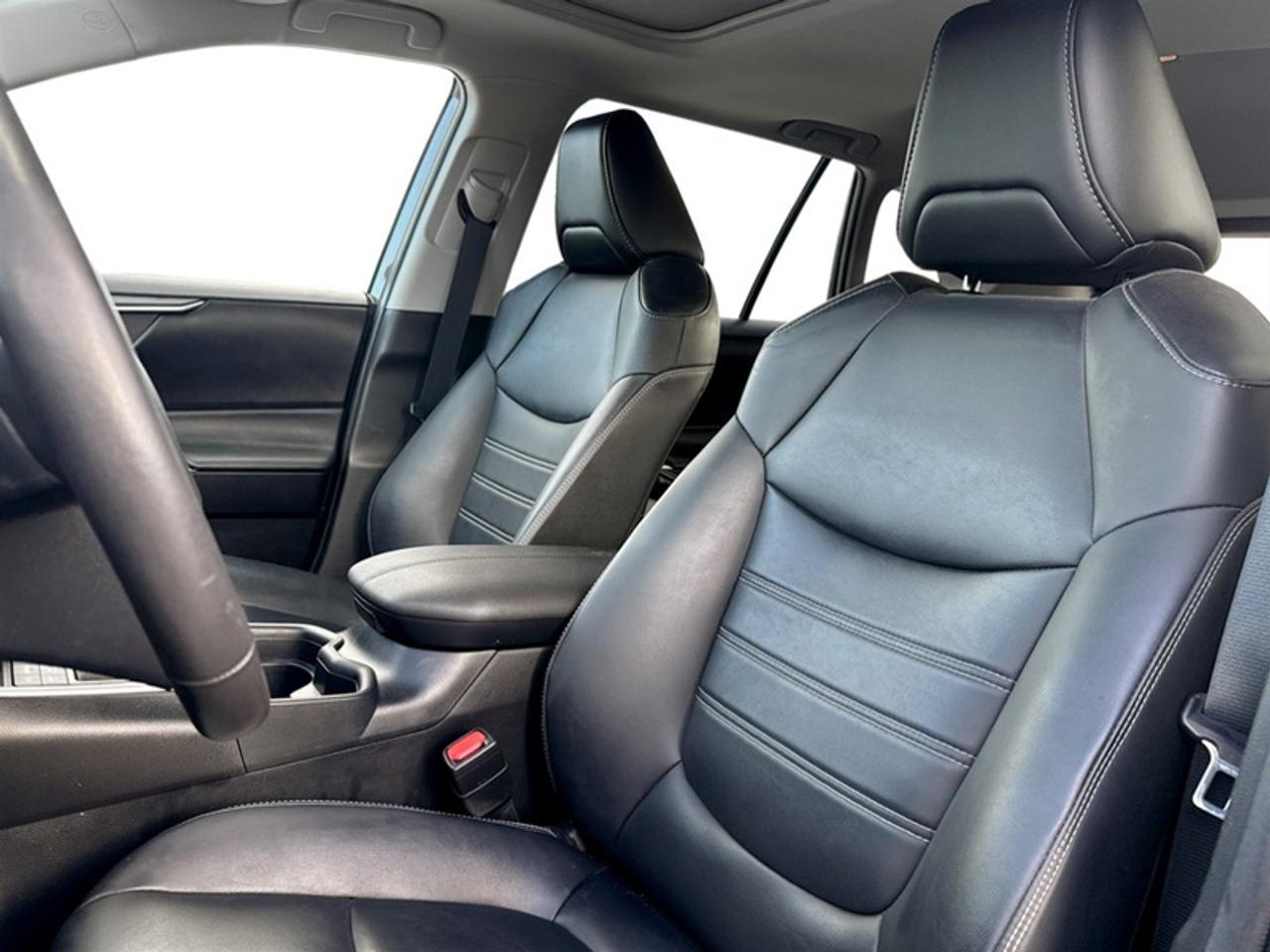 2020 Toyota RAV4 XLE  **LOW MILEAGE** Photo