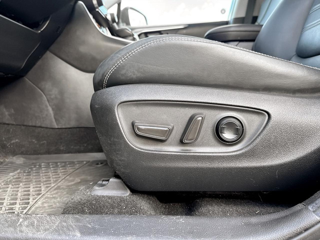 2020 Toyota RAV4 XLE  **LOW MILEAGE** Photo