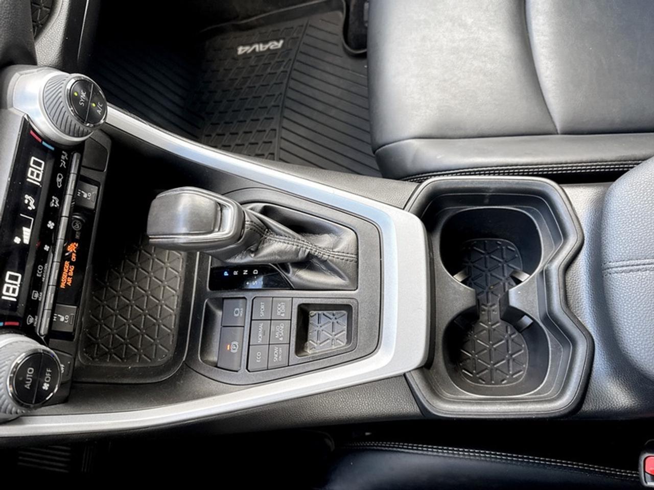 2020 Toyota RAV4 XLE  **LOW MILEAGE** Photo