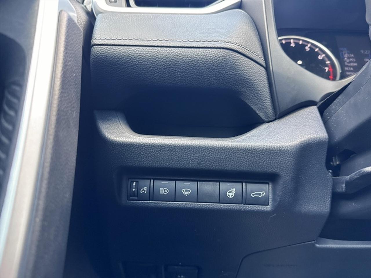 2020 Toyota RAV4 XLE  **LOW MILEAGE** Photo