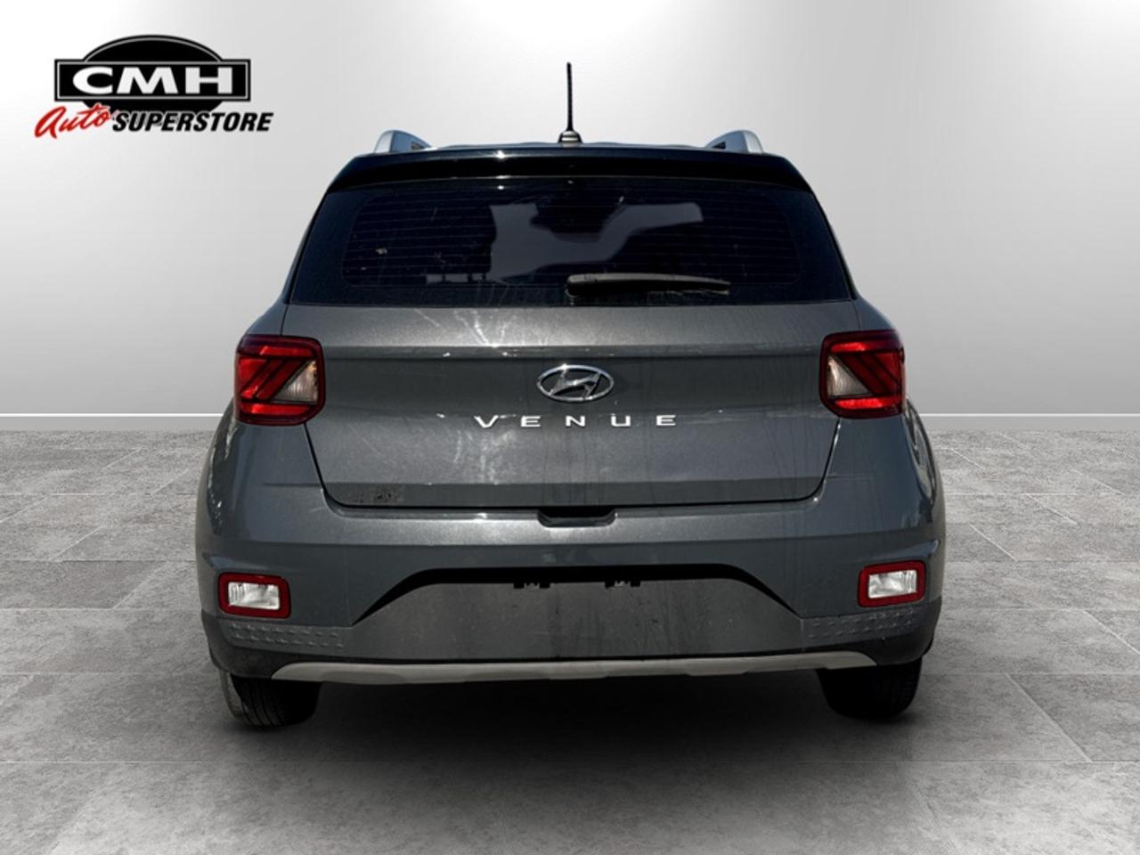 2023 Hyundai Venue Preferred w/Two-Tone  *CLEAN CARFAX* Photo4