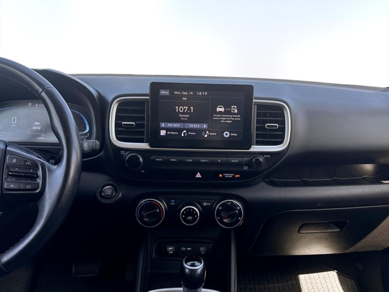 2023 Hyundai Venue Preferred w/Two-Tone  *CLEAN CARFAX* Photo