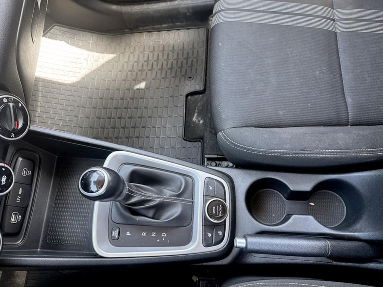 2023 Hyundai Venue Preferred w/Two-Tone  *CLEAN CARFAX* Photo