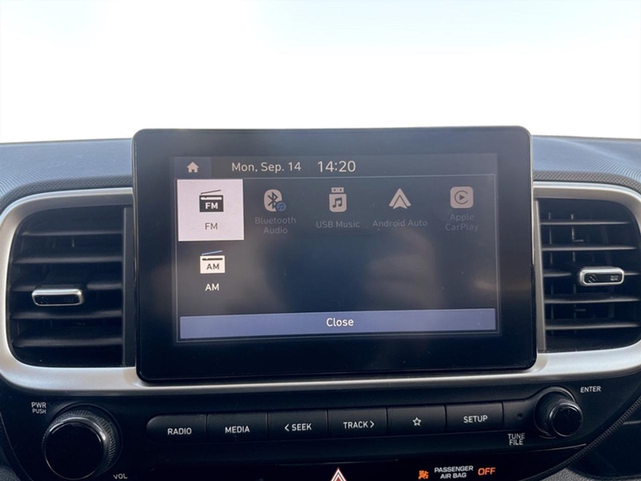 2023 Hyundai Venue Preferred w/Two-Tone  *CLEAN CARFAX* Photo