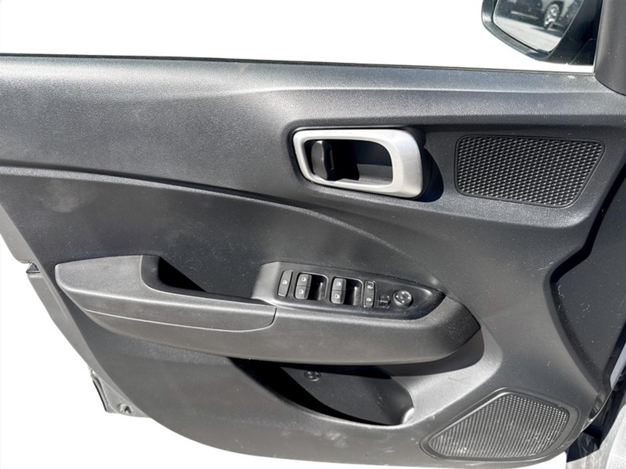 2023 Hyundai Venue Preferred w/Two-Tone  *CLEAN CARFAX* Photo