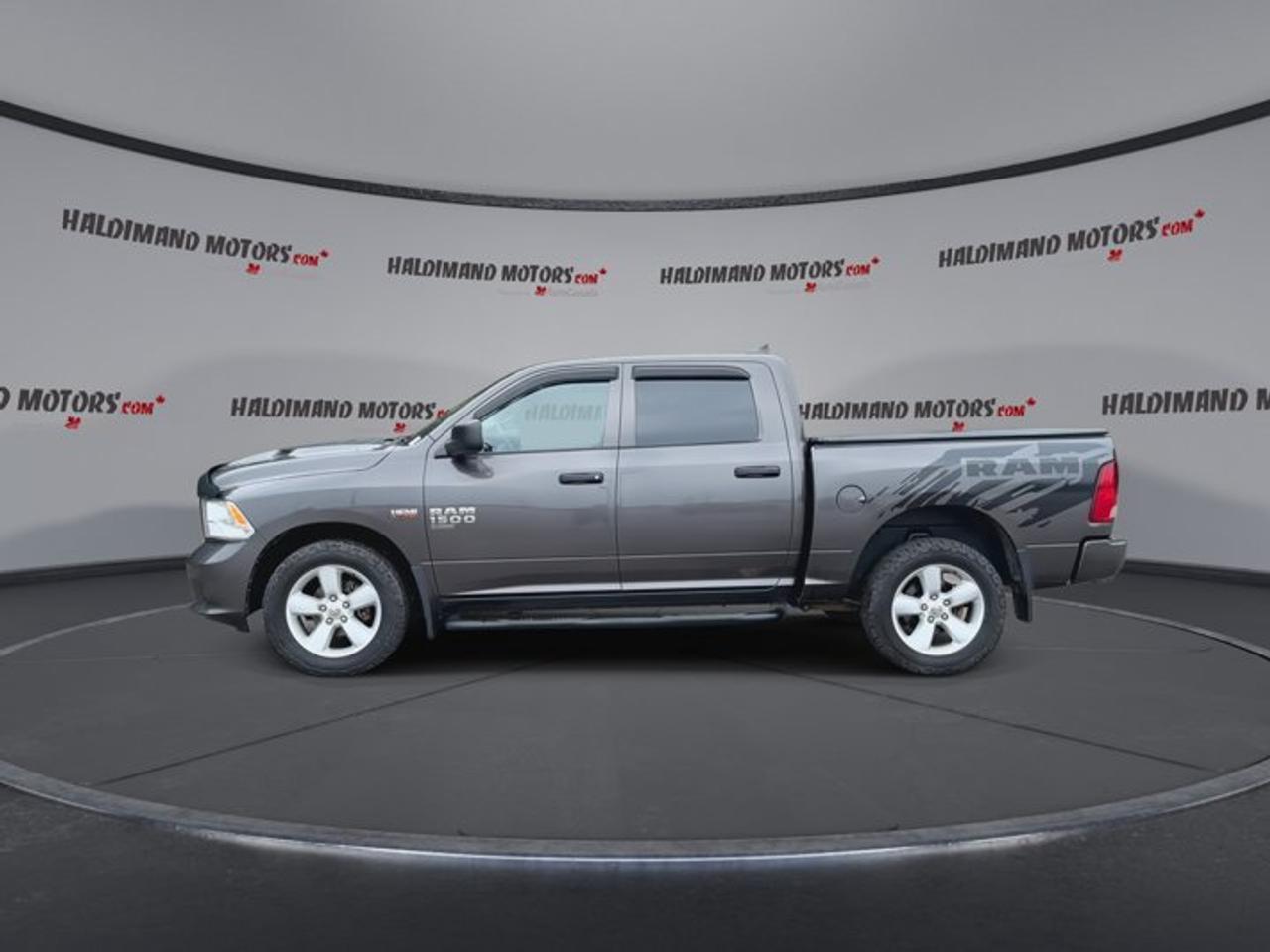 2022 RAM 1500 Classic Express Crew Cab 5'7 Box 4x4 | One Owner | No Accidents Photo4