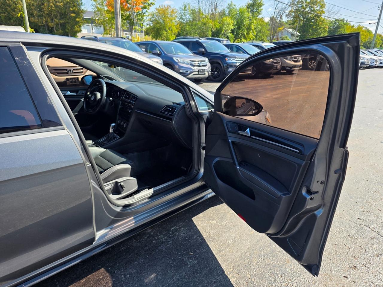 2019 Volkswagen Golf R Photo