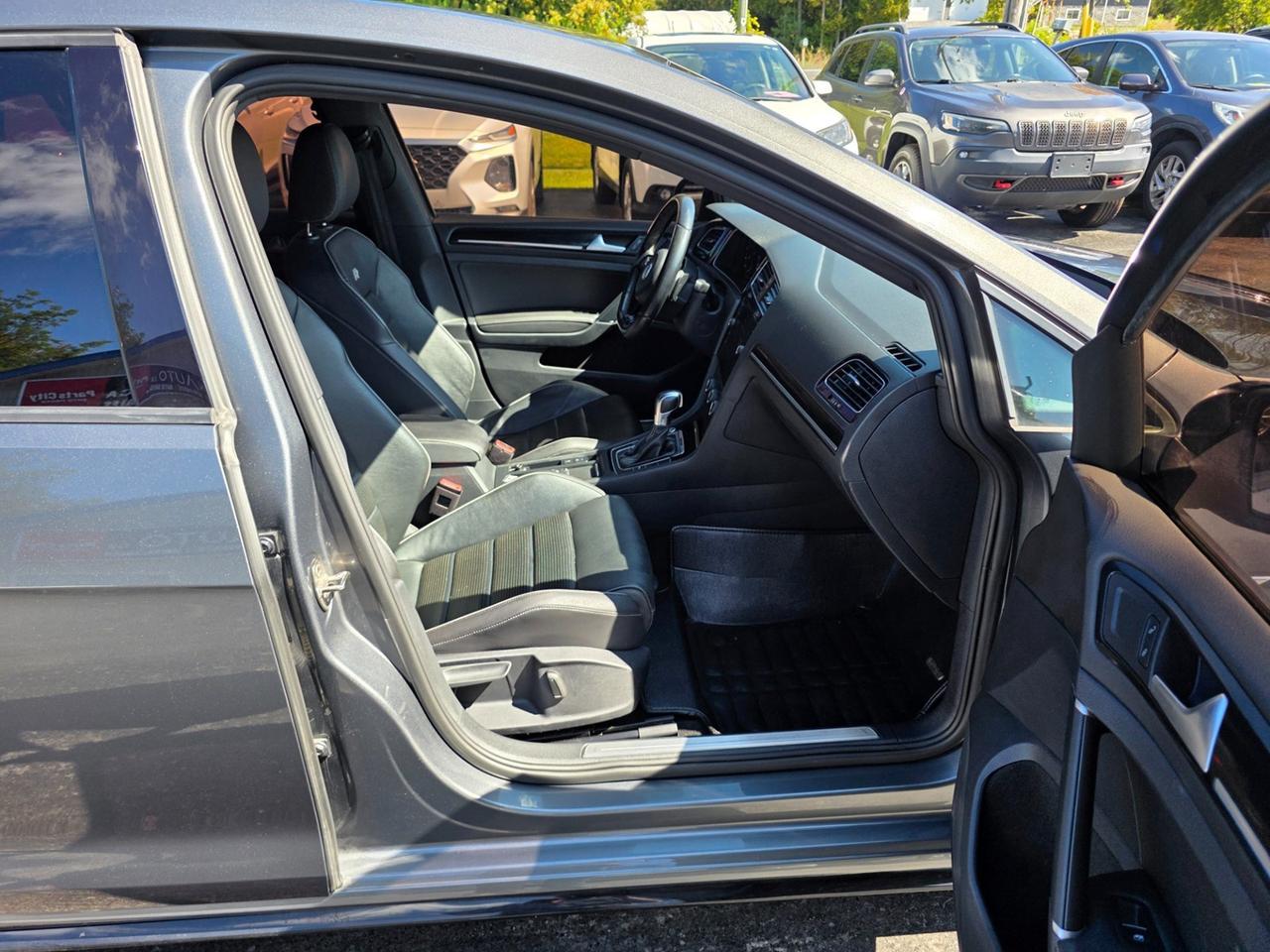 2019 Volkswagen Golf R Photo