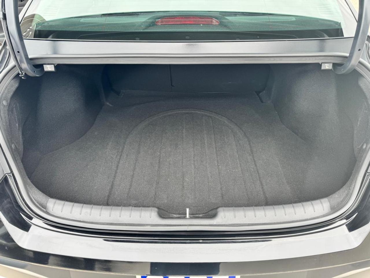 2025 Hyundai Elantra Hybrid Luxury DCT Photo